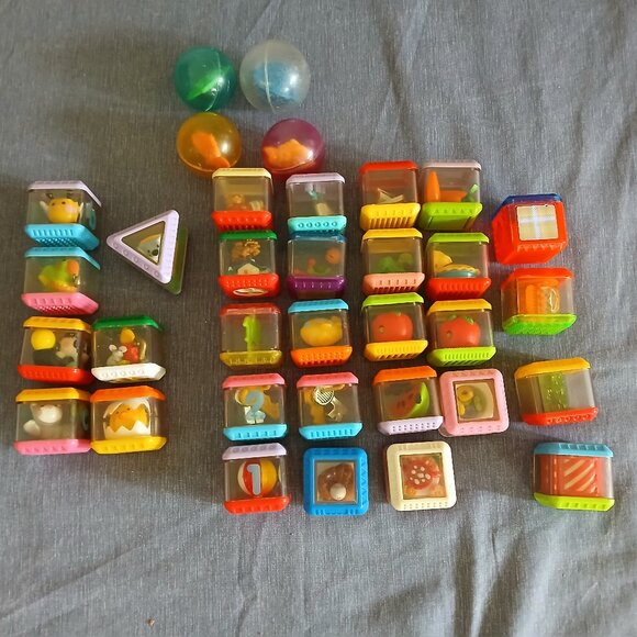 Vintage Fisher Price Peek A Blocks Colorful Animal/food/toy set of 30 + 4 balls - Picture 1 of 2